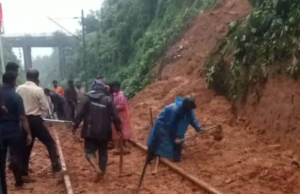 केरलम में भूस्खलन से ट्रेन का इंजन पटरी से उतरा