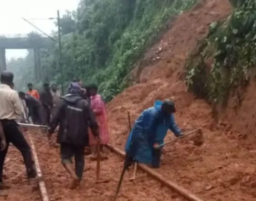 केरलम में भूस्खलन से ट्रेन का इंजन पटरी से उतरा