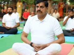 मध्यप्रदेश: गायत्री धाम में सीएम मोहन यादव ने किया योग