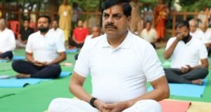 मध्यप्रदेश: गायत्री धाम में सीएम मोहन यादव ने किया योग