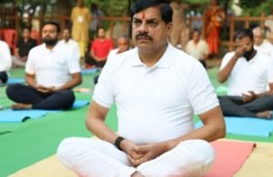 मध्यप्रदेश: गायत्री धाम में सीएम मोहन यादव ने किया योग