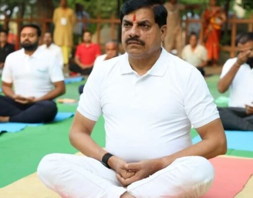 मध्यप्रदेश: गायत्री धाम में सीएम मोहन यादव ने किया योग