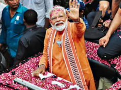 पीएम मोदी का काशी दौरा: समर्थकों को देख पीएम ने रुकवाई कार