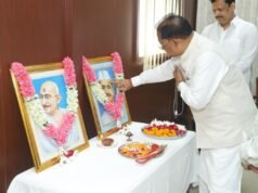 महात्मा गांधी और लाल बहादुर शास्त्री के चित्र पर साय ने पुष्प अर्पित कर दी श्रद्धांजलि