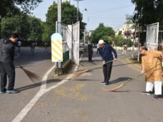 राज्यपाल श्री डेका ने गांधी जयंती पर की साफ-सफाई