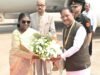 राष्ट्रपति मुर्मु का विमानतल पर आत्मीय स्वागत