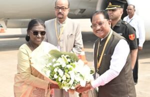 राष्ट्रपति मुर्मु का विमानतल पर आत्मीय स्वागत