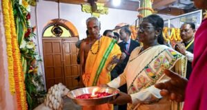 राष्ट्रपति द्रौपदी मुर्मु ने दंतेश्वरी मंदिर में की पूजा अर्चना