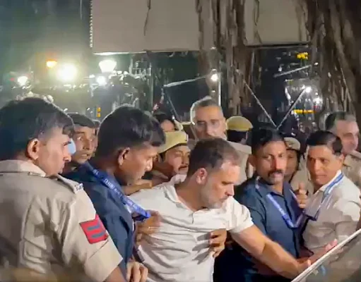 राहुल गांधी और प्रियंका गांधी हिरासत में, आठ घंटे बाद धरना समाप्त
