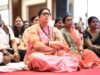 अभनपुर में ‘मन की बात’ का सामूहिक श्रवण, स्मृति ईरानी और साय का अभिनंदन