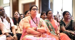 अभनपुर में ‘मन की बात’ का सामूहिक श्रवण, स्मृति ईरानी और साय का अभिनंदन