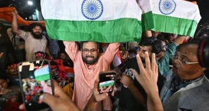 दिल्ली में ‘लहरा दो तिरंगा’ प्रदर्शन से पहले सीजेपी संस्थापक अभिजीत दीपके और आइसा प्रमुख नेहा बोरा हिरासत में