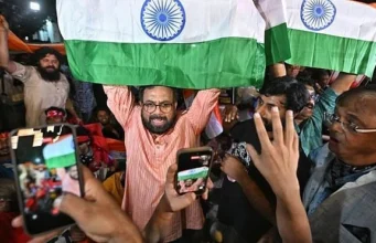 दिल्ली में ‘लहरा दो तिरंगा’ प्रदर्शन से पहले सीजेपी संस्थापक अभिजीत दीपके और आइसा प्रमुख नेहा बोरा हिरासत में